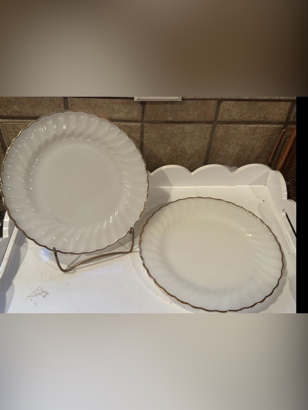 Vtg Anchor Hocking Fire-King milk glass dinner plate featuring a delicate swir